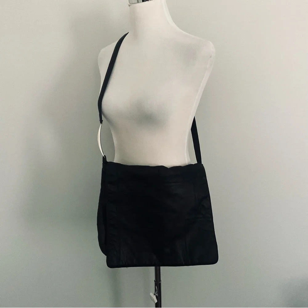 VTG SHARIF BLK Soft Buttery Leather Crossbody Book/PurseMetal&Rosewood Accents